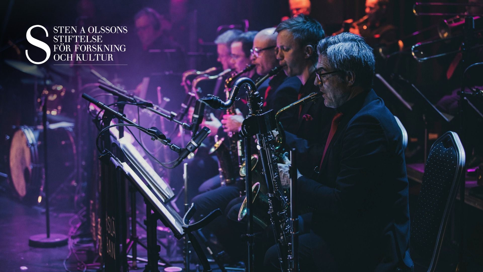 Saxofonsektionen i Bohuslän Big Band. Logga: Sten A Olssons Stiftelse för forskning och kultur